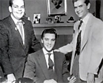 Elvis mit Sam Phillips und Bob Neal
